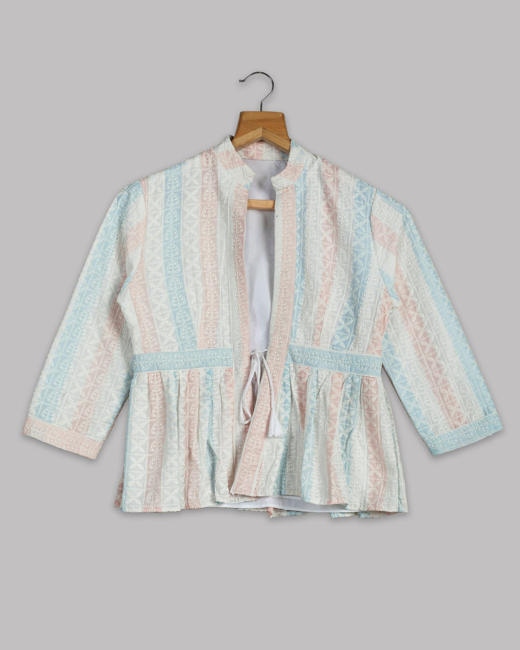 Chaqueta azul claro y melocotón con bordado floral y volante
