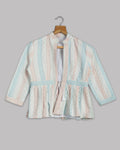 Chaqueta azul claro y melocotón con bordado floral y volante