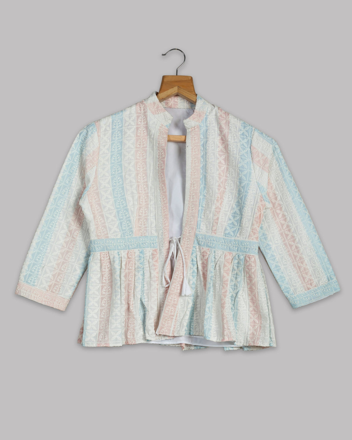 Chaqueta azul claro y melocotón con bordado floral y volante