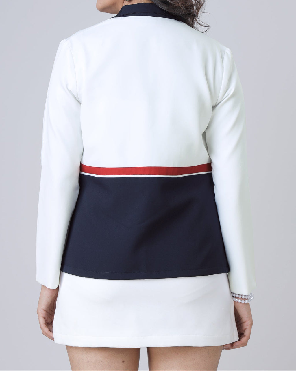 Chaqueta de mujer con bloques de color blanco y azul marino