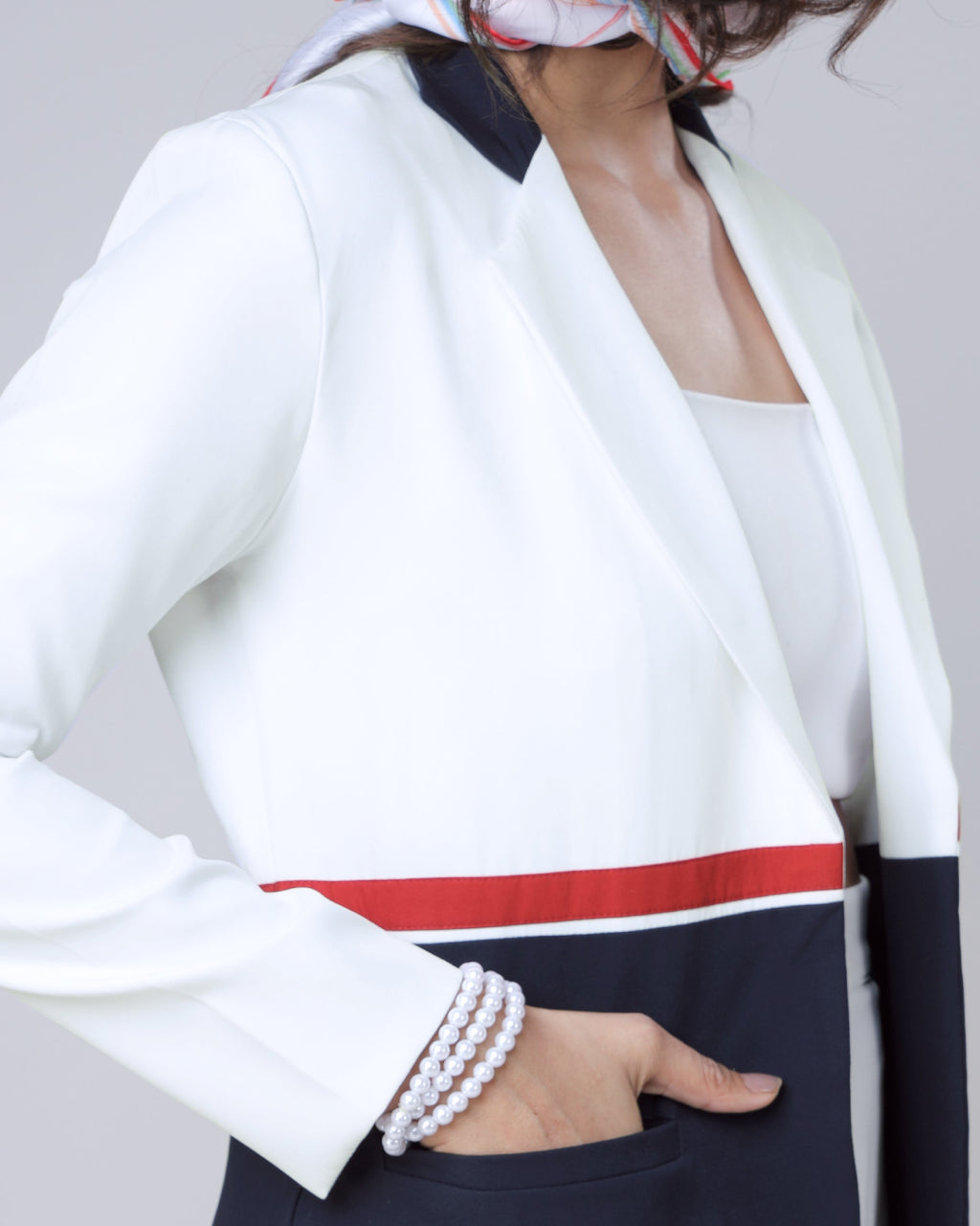 Chaqueta de mujer con bloques de color blanco y azul marino