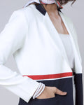 Chaqueta de mujer con bloques de color blanco y azul marino
