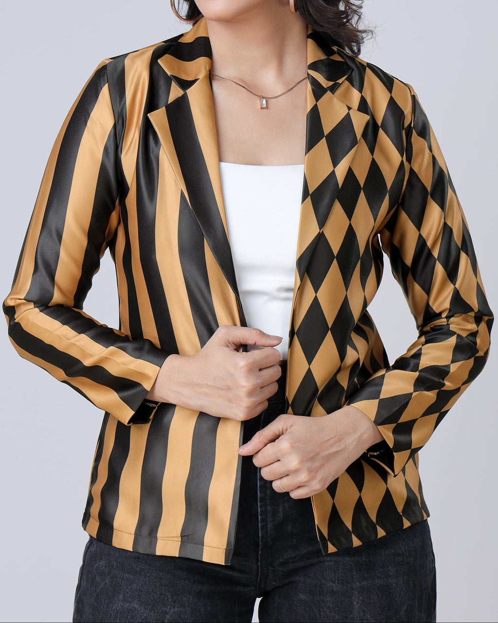 Chaqueta negra con estampado geométrico de rayas