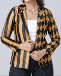 Chaqueta negra con estampado geométrico de rayas