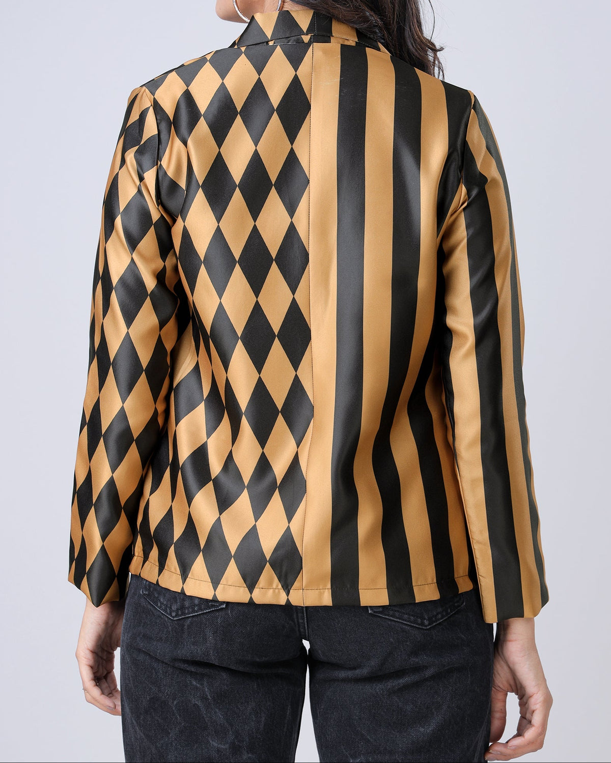 Chaqueta negra con estampado geométrico de rayas