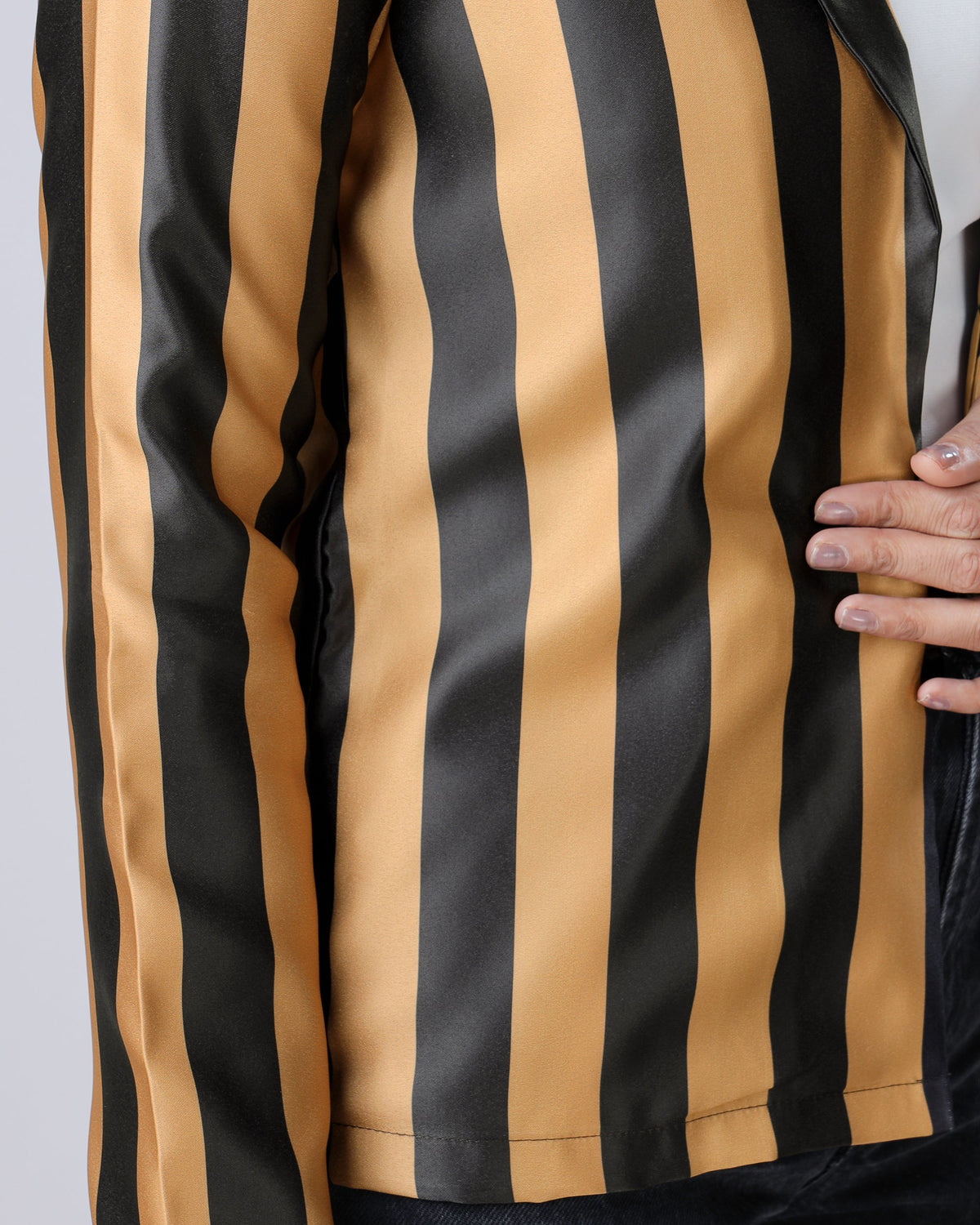 Chaqueta negra con estampado geométrico de rayas