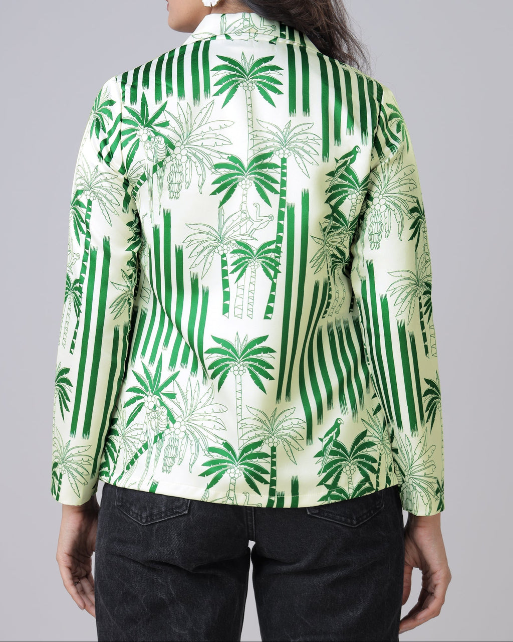 Chaqueta de mujer de satén verde con estampado tropical