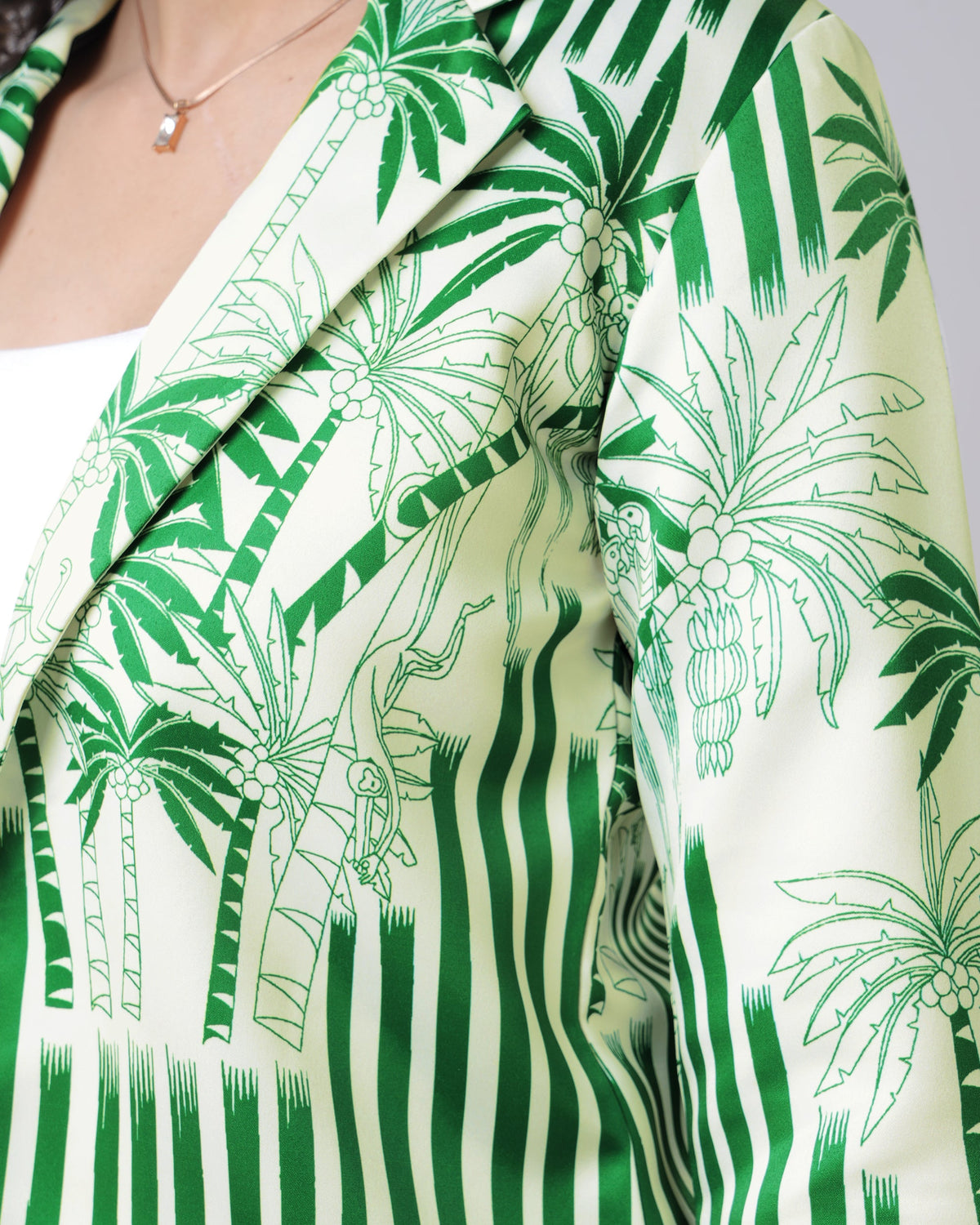Chaqueta de mujer de satén verde con estampado tropical