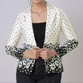 Chaqueta de mujer blanco roto y negro de lunares