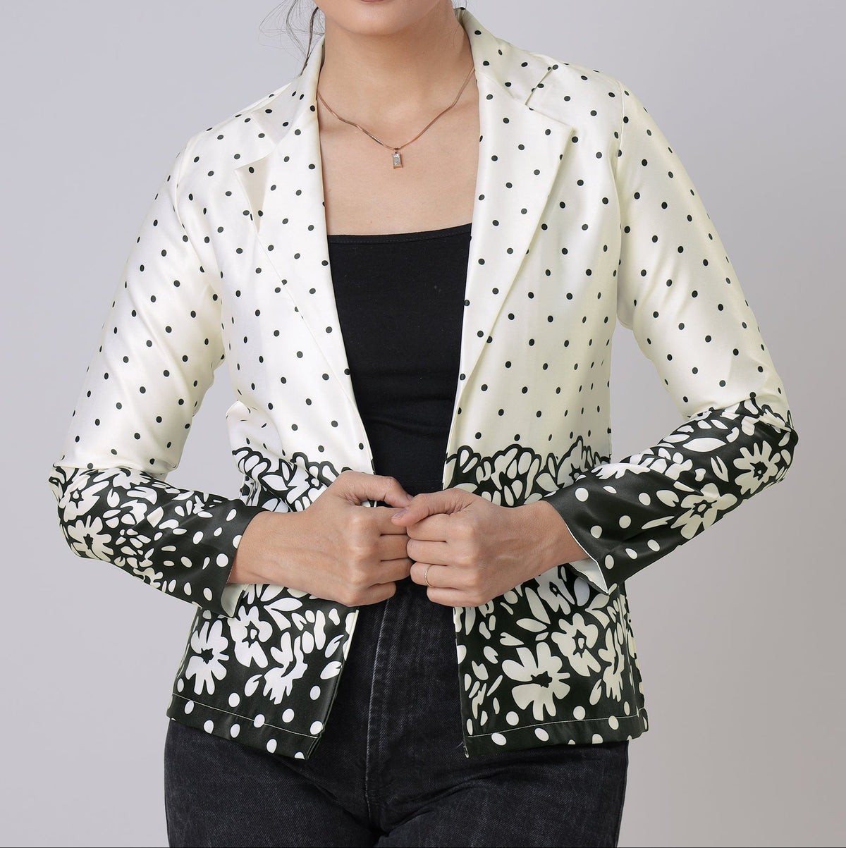 Chaqueta de mujer blanco roto y negro de lunares