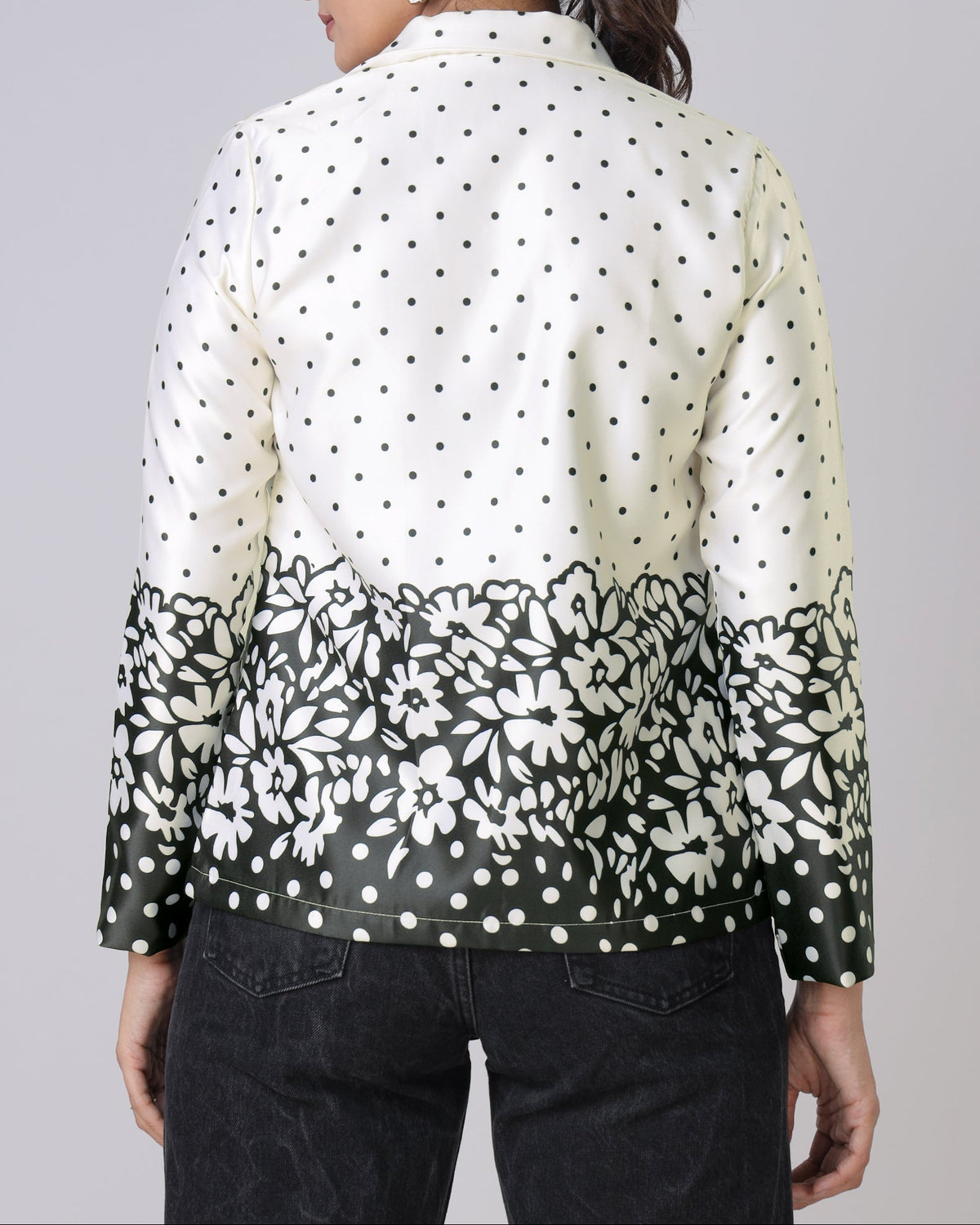 Chaqueta de mujer blanco roto y negro de lunares