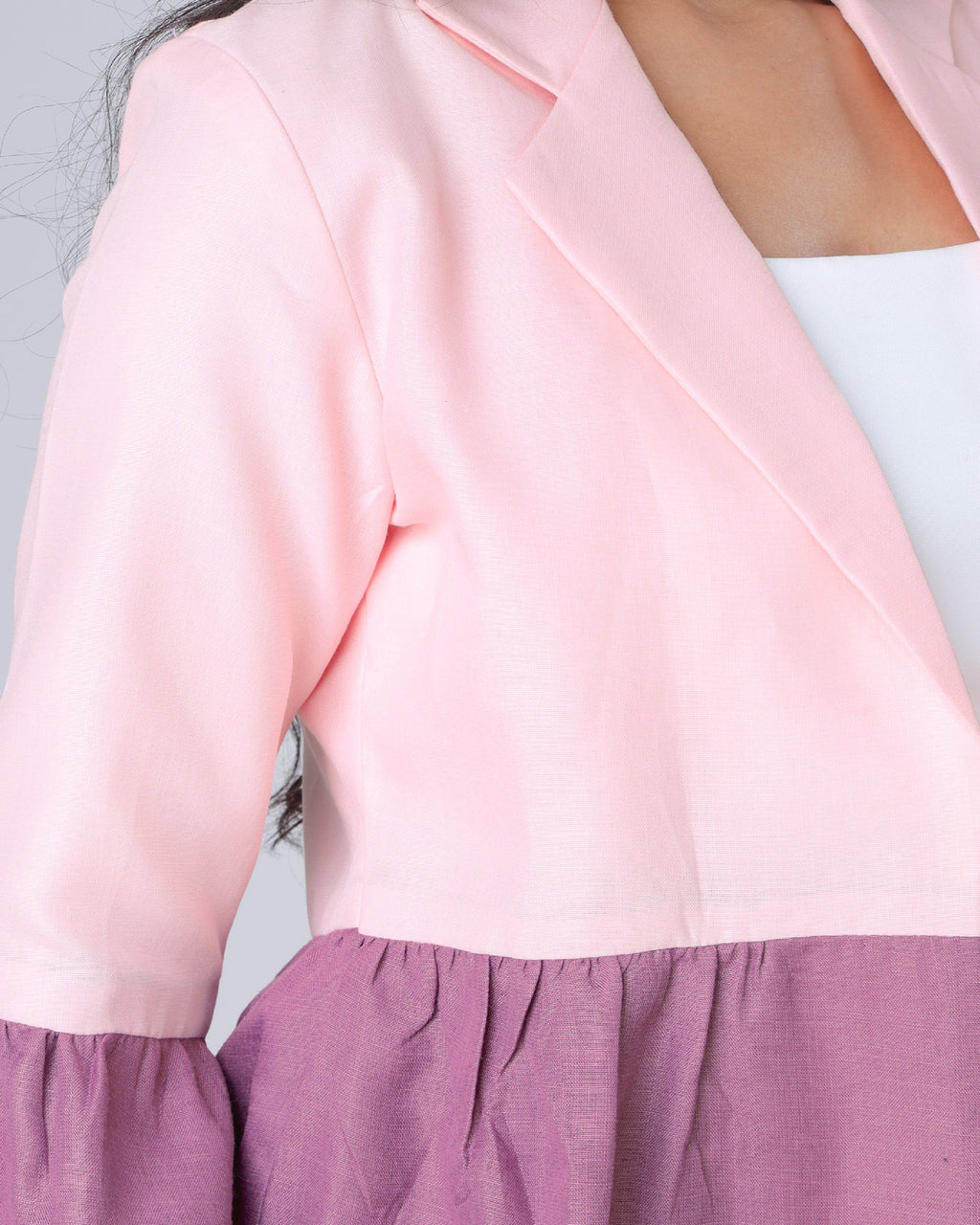 Chaqueta de mujer rosa con volantes