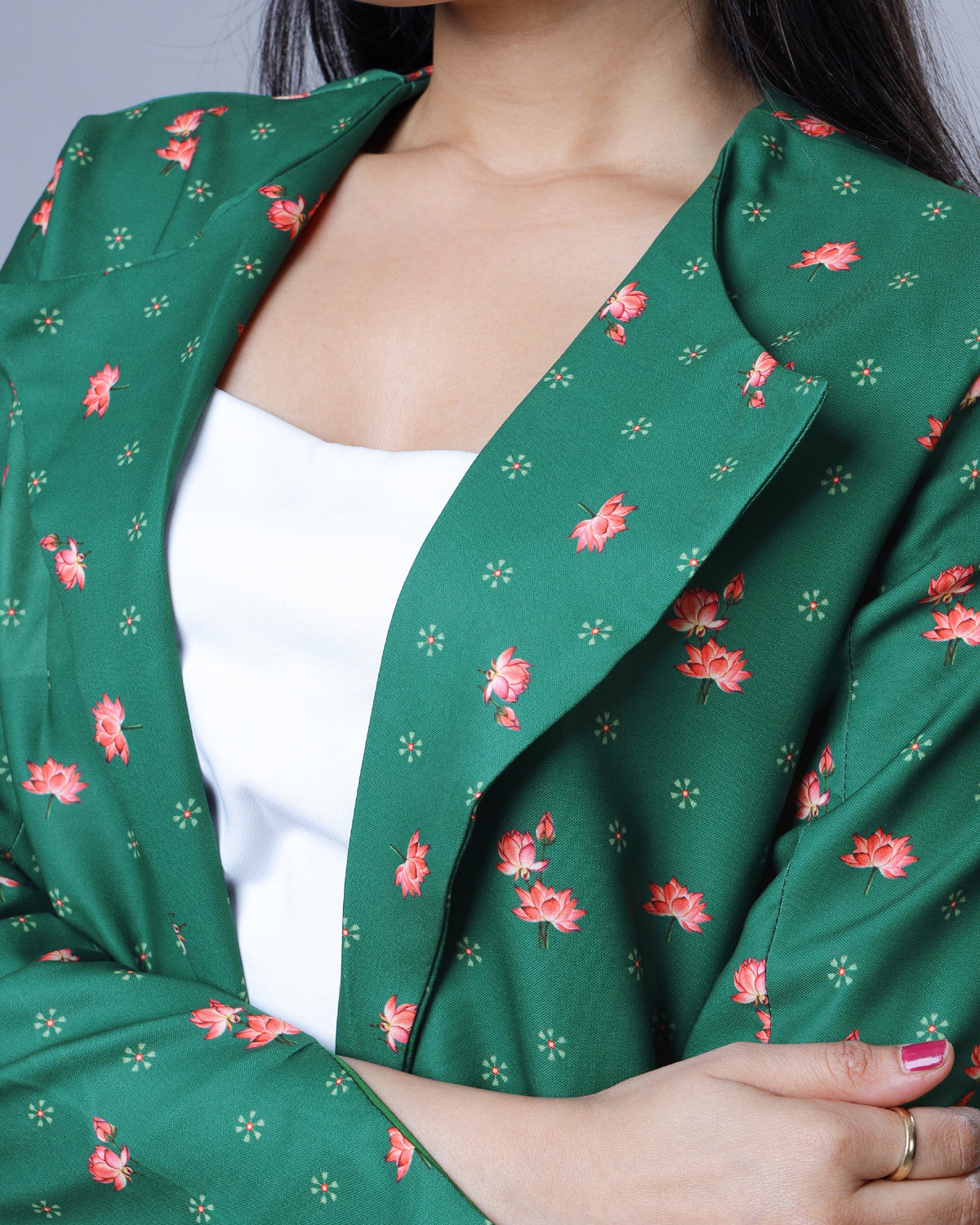 Chaqueta de mujer verde con motivo de loto Pichwai