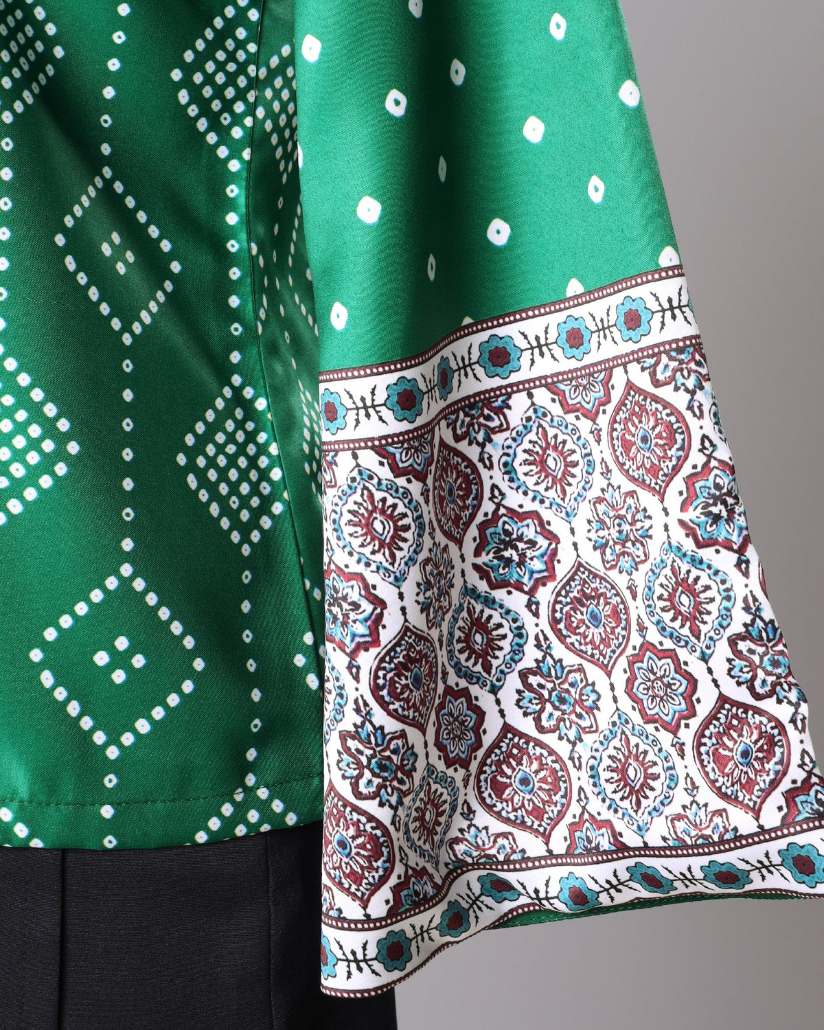 Chaqueta Bandhani verde oscuro con mangas acampanadas