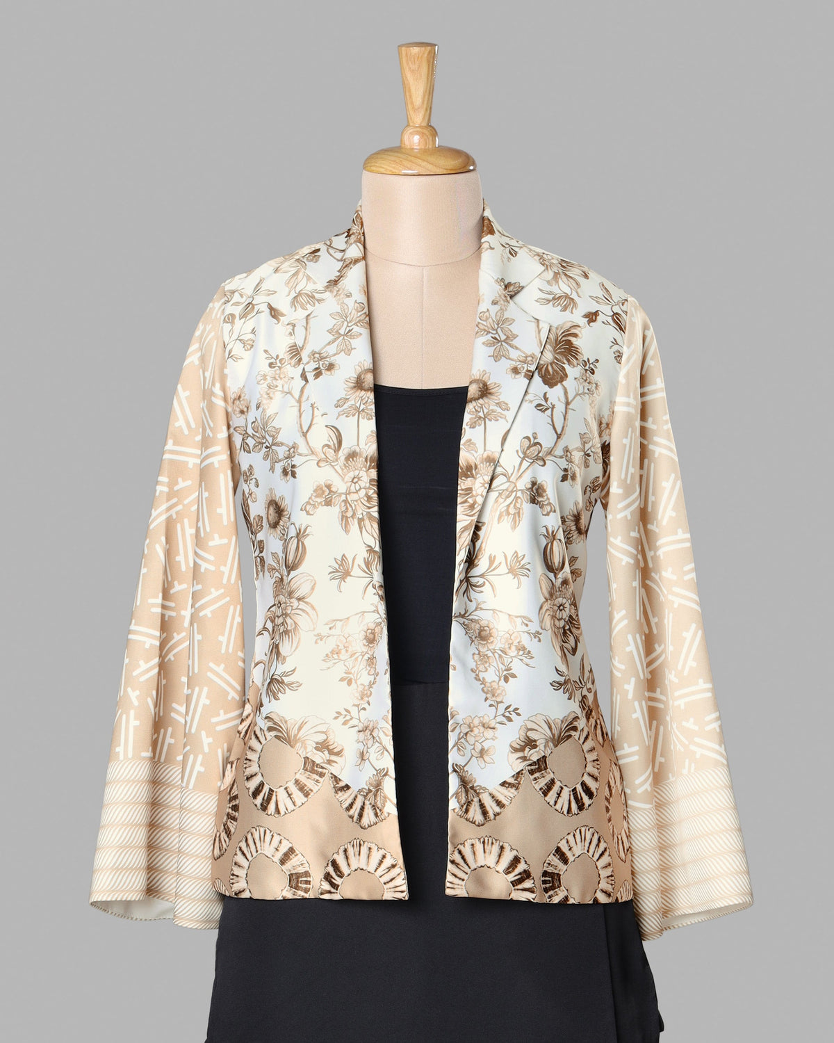 Chaqueta beige de satén charmeuse para superponer con mangas acampanadas