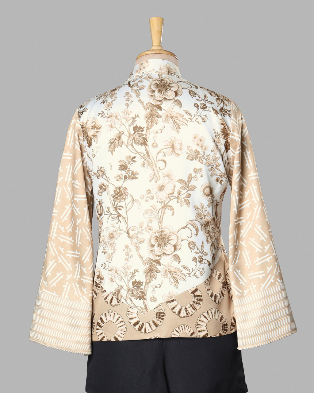 Chaqueta beige de satén charmeuse para superponer con mangas acampanadas