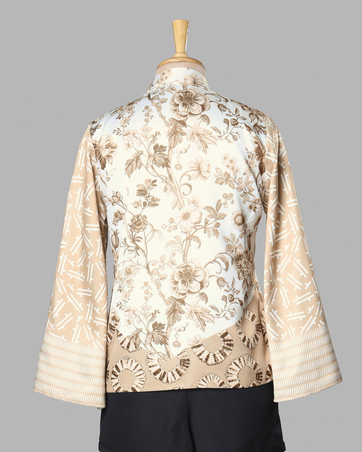 Chaqueta beige de satén charmeuse para superponer con mangas acampanadas
