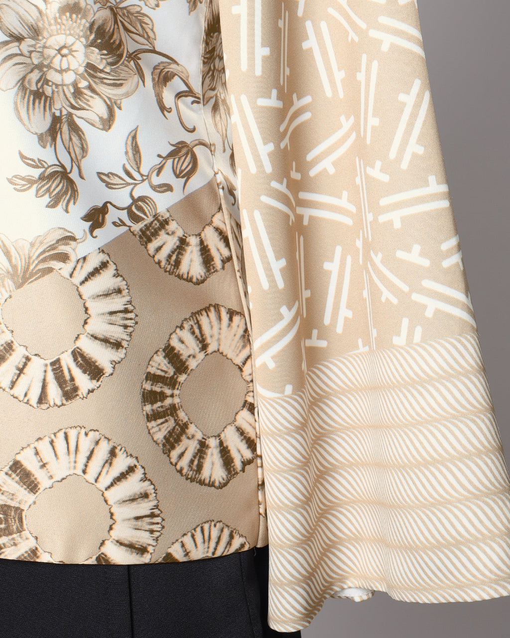 Chaqueta beige de satén charmeuse para superponer con mangas acampanadas